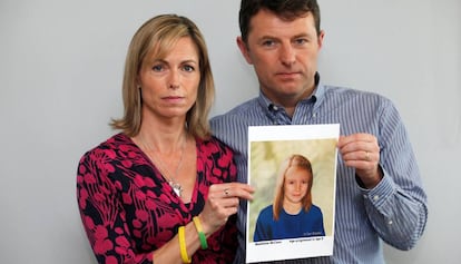 Kate e Gerry McCann posam em Londres com um retrato de como seria sua filha Madeleine em 2012.