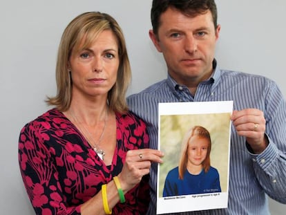 Kate e Gerry McCann posam em Londres com um retrato de como seria sua filha Madeleine em 2012.