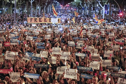 Vista geral de uma multidão de manifestantes que portam cartazes nos quais se pode ler "Help Catalonia" e "Freedom", durante a manifestação.