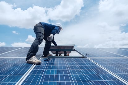 Tras una estimación del ahorro que va a suponer el cambio, la instalación no representa mucho tiempo ni dificultad. Los ingenieros adaptan las placas solares al tejado de la vivienda.