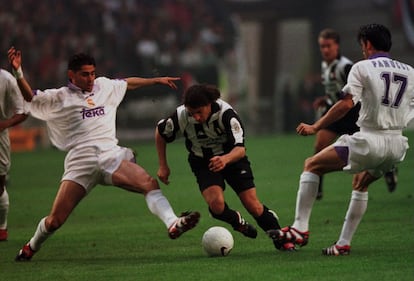 Alessandro Del Piero, de la Juventus, intenta pasar un balón entre los defensas del Real Madrid, Christian Panucci ( D) , y Fernando Hierro ( I) , durante la final de la Champions, en el estadio Amsterdam Arena, donde el equipo blanco alzó su Séptima Copa de Europa.