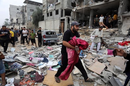 Un grupo de palestinos inspeccionaba una vivienda destruida tras un ataque aéreo israelí en Rafah, en el sur de la franja de Gaza, este domingo.  