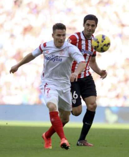 El defensa del Athletic Xabier Etxeita con Gameiro del Sevilla.