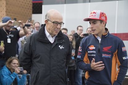 Carmelo Ezpeleta charla con Marc Márquez durante un gran Premio de Valencia, en una fotografía de 2018.