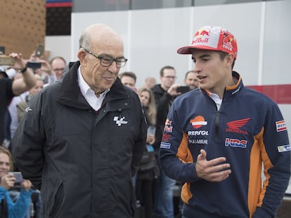 Carmelo Ezpeleta charla con Marc Márquez durante un gran Premio de Valencia, en una fotografía de 2018.