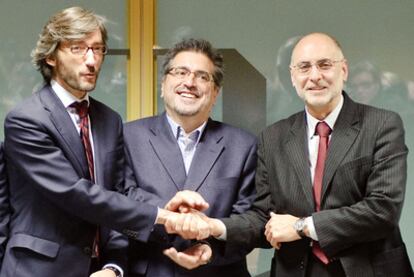 Eguiguren, entre el <i>número dos</i> del PP vasco, Iñaki Oyarzábal (izquierda), y Rodolfo Ares.