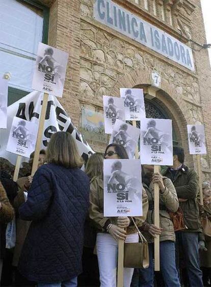Integrantes de Alternativa Española, durante la concentración ante la cínica Isadora.