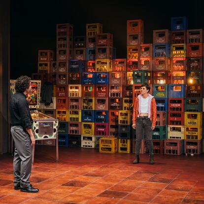 Escena de la obra 'Los guapos', Centro Dramático Nacional. En la imagen los actores Anna Alarcón y Vito Sanz. Fotografía: LUZ SORIA (CDN)