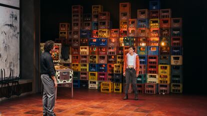 Una escena de la obra 'Los guapos', en el Centro Dramático Nacional. En la imagen, los actores Anna Alarcón y Vito Sanz.