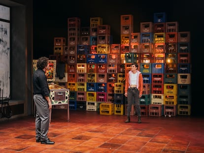 Una escena de la obra 'Los guapos', en el Centro Dramático Nacional. En la imagen, los actores Anna Alarcón y Vito Sanz.