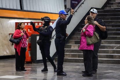 Elementos de seguridad en el metro Tacubaya el el 21 de noviembre.