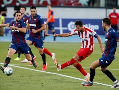 Koke (c) dispara a puerta durante el Levante-Atlético.