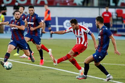 Koke (c) dispara a puerta durante el Levante-Atlético.