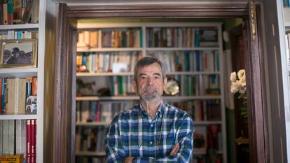 José Félix Lobo, catedrático emérito en Economía de la Universidad Carlos III y presidente del Comité Asesor de la Prestación Farmacéutica del Sistema Nacional de Salud (SNS), en su casa en Madrid.