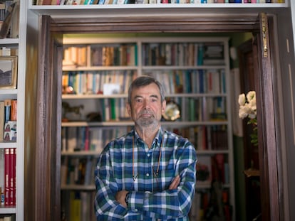 José Félix Lobo, catedrático emérito en Economía de la Universidad Carlos III y presidente del Comité Asesor de la Prestación Farmacéutica del Sistema Nacional de Salud (SNS), en su casa en Madrid.