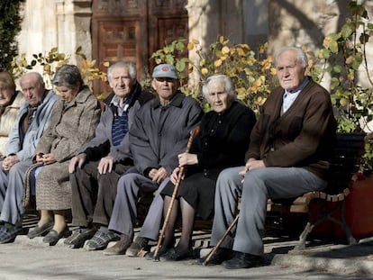 En la imagen, un grupo de ancianos.
