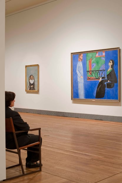 Una de las salas del Museo del Prado, durante la instalación de las obras del Hermitage. A la izquierda, <i>Muchacha vestida de negro</i> (1913), de André Derain. A la derecha, <i>Conversación</i> (1909-1912), de Henri Matisse.