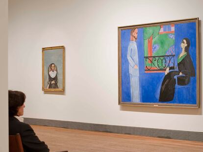 Una de las salas del Museo del Prado, durante la instalación de las obras del Hermitage. A la izquierda, <i>Muchacha vestida de negro</i> (1913), de André Derain. A la derecha, <i>Conversación</i> (1909-1912), de Henri Matisse.