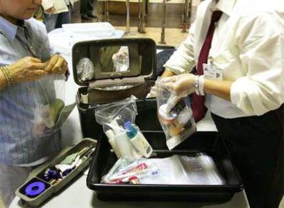 Viajar con artículos de higiene y limpieza se ha convertido en un engorro en los controles de los aeropuertos.