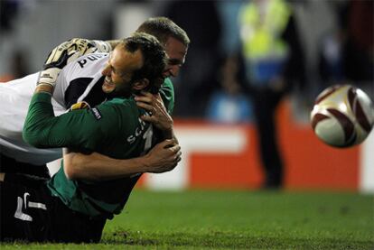 Hangeland se abraza sobre el guardameta Mark Schwarzer tras el partido