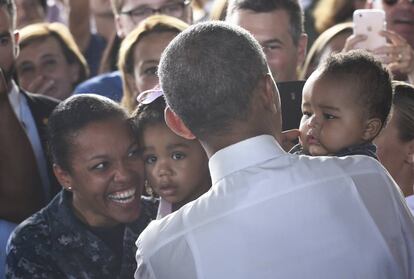 Obama meets families of personnel at Rota.