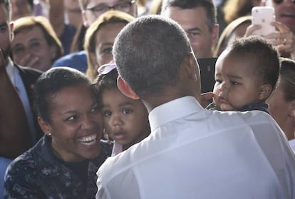 Obama meets families of personnel at Rota.