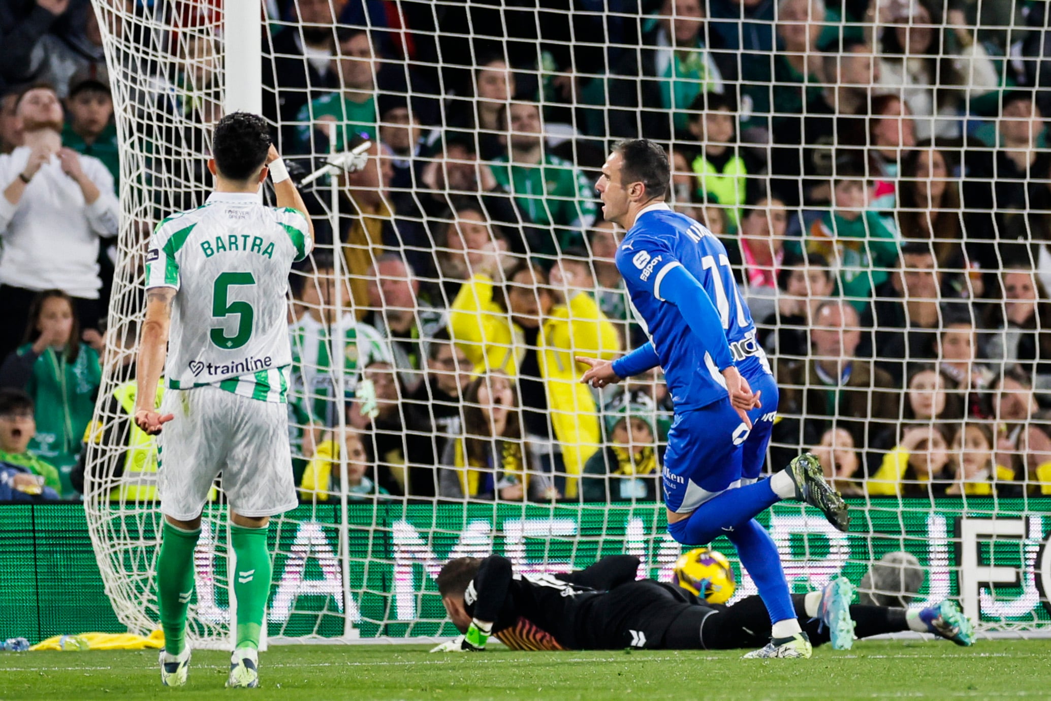 El Alavés destroza a un Betis en plena caída