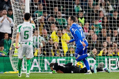 Kike García celebra el primer gol que le anotó al Betis, de penalti. 