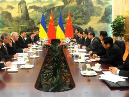 Reuni&oacute;n entre los Gobiernos chino y ucranio, este viernes en Pek&iacute;n.