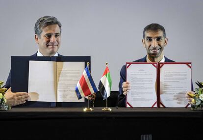 El ministro de Comercio Exterior, Manuel Tovar  su homólogo de Emiratos Árabes Unidos, Thani bin Ahmed Al Zeyoudi, el 17 de abril en San José, tras la firma del acuerdo.