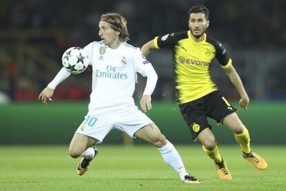 El centrocampista croata del Real Madrid Luka Modric disputa un balón con el centrocampista turco del Borussia de Dortmund Nuri Sahin.