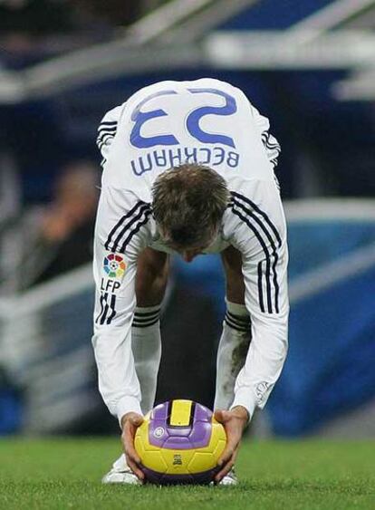 Beckham se dispone a lanzar una falta.