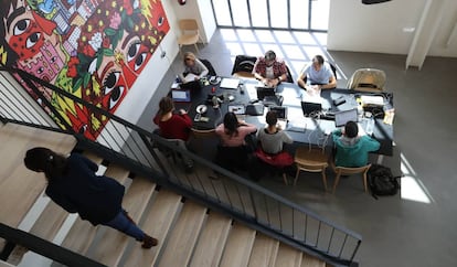 Un grupo de jóvenes trabajando en el Campus de Google en una aceleradora de start-ups