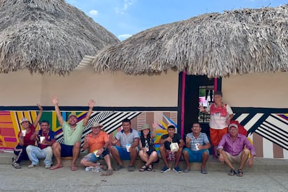 Voluntarios de la Fundación Amigos del Parque, en San Juan de Betulia.