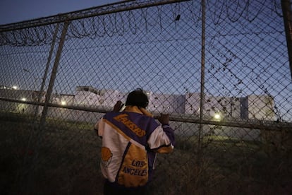 Más de 52 presos han muerto en el motín entre Los Zetas y el cartel del Golfo. En la imagen, un familiar de uno de los reos en la verja que proteje la prisión.