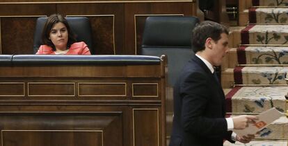 Albert Rivera prepara su intervención ante el escaño vacío de Rajoy.