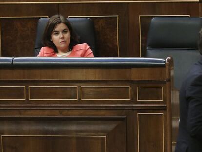 Albert Rivera prepara su intervención ante el escaño vacío de Rajoy.