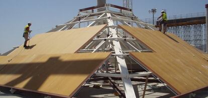 Instalación de paneles de Coretech para la construcción de un hospital.