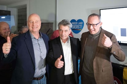 El candidato del partido ultraderechista Alternativa para Alemania (AfD) en Pirna, Tim Lochner (centro), junto a otros dos dirigentes del partido este 17 de diciembre en la localidad alemana.