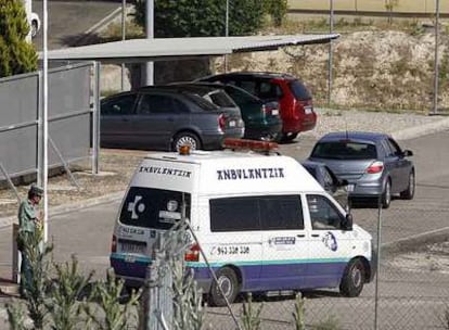 La ambulancia que trasladaba al etarra De Juana Chaos, a su llegada a la prisión de Aranjuez (Madrid).