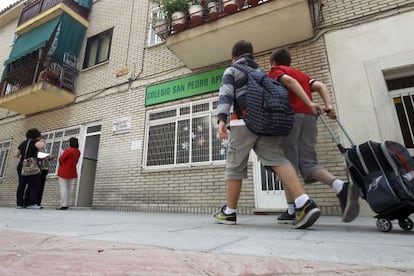 Exterior del colegio concertado San Pedro Apóstol, en Barajas.