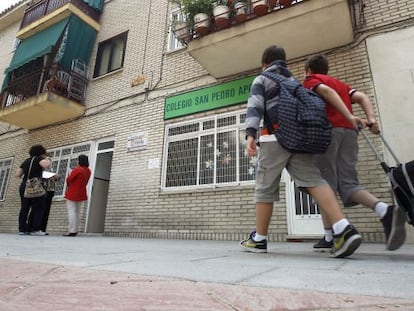 Exterior del colegio concertado San Pedro Apóstol, en Barajas.