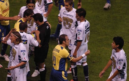 Los jugadores de ambos equipos durante un partido para definir al campeón absoluto en 2005