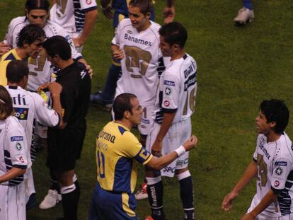 Los jugadores de ambos equipos durante un partido para definir al campeón absoluto en 2005