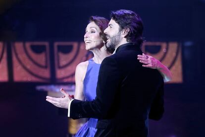 Ana Belén y Eduardo Noriega cantan durante el número musical con el que ha arrancado la gala.