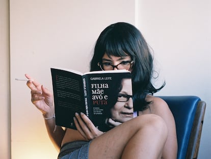 Patrícia Rosa, prostituta y activista feminista lee un libro de la escritora Gabriela Leite, fundadora del Movimiento de Prostitutas de Brasil.
