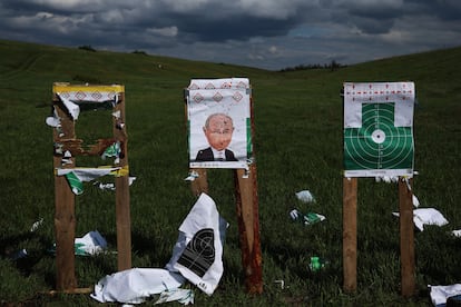 Prácticas de tiro sobre una diana con el rostro del presidente ruso, Vladímir Putin, este sábado cerca del frente de Járkov.