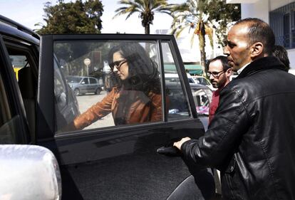 Personal diplom&aacute;tico de la embajada espa&ntilde;ola en T&uacute;nez traslada desde el Hospital Charles Nicole a Cristina Rubio, en el centro, la mujer valenciana embarazada de cuatro meses, y a su marido, Juan Carlos S&aacute;nchez, a derecha. Ambos han permanecido ocultos hasta esta ma&ntilde;ana en el Museo del Bardo, tras el ataque perpetrado ayer por un comando yihadista.