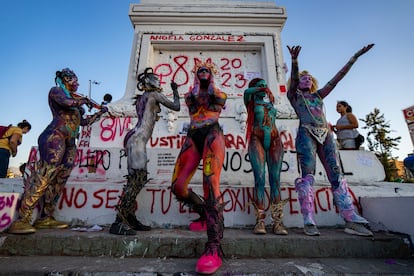 Mujeres del colectivo feminisita 'Nuestros Pilares' durante un acto de protesta en el marco de la marcha del 8-M en Santiago, este miércoles. Mujeres de toda América se manifiestan este miércoles para reivindicar sus derechos, reclamar la igualdad de oportunidades, de salarios y denunciar la violencia machista.