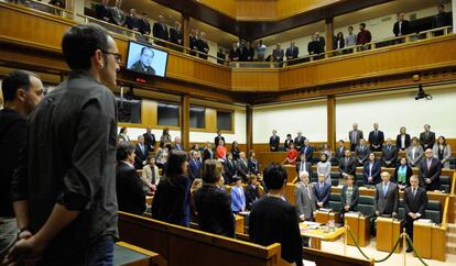 Los parlamentarios vascos durante el minuto de silencio por Santiago Brouard.